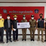 นนทบุรี กต.ตร.สถานีตำรวจภูธรปากเกร็ด มอบข้าวสาร-อาหารแห้ง ให้แก่ข้าราชการตำรวจสถานีตำรวจภูธรปากเกร็ด เพื่อขอบคุณตำรวจที่ทำหน้าที่”ผู้พิทักษ์สันติราษฎร์ “ในการปฏิบัติหน้าที่ในการป้องกันการแพร่ระบาดเชื้อไวรัส โควิด -19 ที่ผ่านมา จำนวน 250 นาย ณ สถานีตำรวจภูธรปากเกร็ด ตำบลบ้านใหม่ อำเภอปากเกร็ด  จังหวัดนนทบุรี