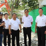 ปทุมธานี พล.ต.ท.คำรณวิทย์ ธูปกระจ่าง ว่าที่ผู้สมัคร นายก อบจ.ปทุมธานี ได้นำทีมคนรักปทุมพร้อมเครื่องจักรทุบกำแพงบ้านของ พลอากาศเอกสักก์สกล แสงสุกรัตน์วดี อดีตผู้บังคับกองพันทหารอากาศโยธิน1 รักษาพระองค์ เลขที่ 149/4 หมู่บ้านเพอร์เฟคพาร์ครังสิต ตำบลบ้านกลาง อำเภอเมือง จังหวัดปทุมธานี เพื่อขยายช่องจราจรเลี้ยงหักศอก 90 องศา