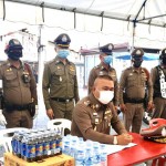 ปทุมธานี ผู้บังคับการตำรวจภูธรจังหวัดปทุมธานี เดินทางตรวจเยี่ยมจุดตรวจ ด่านความมั่นคงในถนนต่างๆ เพื่ออำนวยความสะดวกด้านการจราจรและบริการประชาชนช่วงวันหยุดราชการ 4 วัน  ณบริเวณท่ารถสาธารณะ ตรงข้ามฟิวเจอร์พาร์ครังสิต ถ.พหลโยธิน ตำบล ประชาธิปัตย์ อำเภอธัญบุรี  จังหวัดปทุมธานี