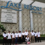 ปทุมธานี พลตำรวจโทคำรณวิทย์ ธูปกระจ่าง ได้นำครอบครัวคนรักปทุมฉีดพ่นยุงลายให้กับประชาชน ณ หมู่บ้านเพอร์เฟค พาร์ค ตำบลบ้านกลาง อำเภอเมือง จังหวัดปทุมธานี