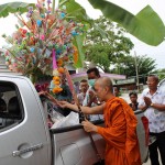 ปทุมธานี เทศบาลตำบลสามโคก ร่วมกับสภาวัฒนธรรมตำบลสามโคกจัดกิจกรรมทำบุญตักบาตรเนื่องใน”วันสารทไทย” ซึ่งเป็นวันสุดท้ายมีประชาชนร่วมทำบุญใส่บาตรอย่างคึกคัก