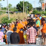 ปทุมธานี เทศบาลตำบลสามโคกร่วมกับสภาวัฒนธรรมตำบลสามโคกจัด กิจกรรมทำบุญตักบาตรประเพณี”สารทมอญ”  มีประชาชนร่วมทำบุญสองฝั่งทางคึกคัก