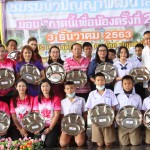 ปทุมธานี ผู้ว่าฯปทุมธานี ส่งมอบถาดอาหารในโครงการ“ถาดนี้เพื่อน้องอิ่มท้อง ปลอดภัย ” ครั้งที่ 2 ที่ โรงเรียนวัดท้ายเกาะ