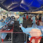 ปทุมธานี ผู้ว่าราชการจังหวัดปทุมธานี พร้อมด้วย ผู้อำนวยการโรงพยาบาลประชาธิปัตย์ นายอำเภอธัญบุรี และผู้ที่เกี่ยวข้องลงพื้นที่ตลาดพรพัฒน์ ตำบลประชาธิปัตย์ อำเภอธัญบุรี จังหวัดปทุมธานี เพื่อตรวจเชิงรุกค้นหาเชื้อ covid19