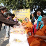 ปทุมธานีเจ้าคณะตำบลคูคตพร้อมพระสงฆ์ แม่ชีอุบาสก อุบาสิกา และคณะศิษย์ยานุศิษย์ มอบทาน มอบธรรมแจกประชาชนในพื้นที่ช่วง covid 19 รอบ 810 ชุด