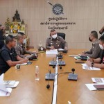 ปทุมธานี พล.ต.ต.ชยุต มารยาทตร์ ผู้บังคับการตำรวจภูธรจังหวัดปทุมธานี เดินทางมายังสถานีตำรวจภูธรคลองหลวงเพื่อติดตามความคืบหน้าและเร่งรัดการสืบสวนสอบสวนคดีใช้อาวุธยิงนายเมธัส การุณวงษ์ เสียชีวิต