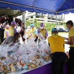 กรมกิจการพลเรือนทหาร จัดกำลังพล และจิตอาสาพระราชทาน นำสิ่งของเครื่องอุปโภค-บริโภค แจกจ่ายให้กับประชาชนในพื้นที่ชุมชนเสนานิคม 2