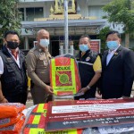 นนทบุรี ด้วยรักและห่วงใย ผู้ชำนาญการประจำตัวสมาชิกวุฒิสภา และประธานกลุ่มเพื่อนประธานชาติพร้อมด้วยสมาชิกกลุ่มเพื่อนประธานชาติ มอบเสื้อสะท้อนแสง เสื้อกันฝน ให้กับเจ้าหน้าที่ตำรวจ