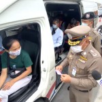 ปทุมธานี พล.ต.ต.ชยุต มารยาทตร์ ผู้บังคับการตำรวจภูธรจังหวัดปทุมธานี เดินทางตรวจเยี่ยมการตั้งจุดตรวจเพื่อป้องกันการเคลื่อนย้ายและเดินทางข้ามจังหวัดของแรงงานต่างด้าวณ บริเวณหน้าห้างโลตัสนวนครถพหลโยธินขาออก ตำบลคลองหนึ่ง อำเภอคลองหลวง จังหวัดปทุมธานี