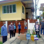 ปทุมธานี รองนายกองค์การบริหารส่วนตำบลคลองควาย นำเจ้าหน้าที่มอบถุงยังชีพเพื่อเป็นขวัญและกำลังใจ ให้กับผู้ที่กักตัวที่ได้รับผลกระทบจากเชื้อไวรัส covid-19 ในเขตตำบลคลองควาย อำเภอสามโคก จังหวัดปทุมธานี