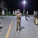ปทุมธานี ผู้บัญชาการตำรวจภูธรภาค 1 ตรวจเยี่ยมจุดตรวจเคอร์ฟิวส์ห้ามออกจากเคหะสถานและยับยั้งการข้ามจังหวัดของประชาชนโดยไม่มีเหตุจำเป็น ณ บริเวณตลาดสดสมบัติแม่ ถนนเลียบคลองสิบ อำเภอหนองเสือ จังหวัดปทุมธานี