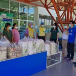 ปทุมธานี ตัวแทนหลักสูตรนักพัฒนบริหารศาสตร์ NIDA รุ่นที่ 7 ร่วมกับทีมฟุตบอล GSPA NIDA FC และเพื่อน นำอาหารและเครื่องดื่ม จำนวน 200 ชุดมามอบให้แืก่โรงพยาบาลสนามมหาวิทยาลัยราชมงคล ธัญบุรี