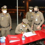 ปทุมธานี พล.ต.ท.อำพล บัวรับพร ผบช.ภ.1 ตรวจเยี่ยมจุดตรวจเคอร์ฟิวส์เพื่อสกัดกั้นการเดินทางเคลื่อนย้ายข้ามจังหวัดและป้องกันการอพร่ระบาดของเชื้อไวรัสโควิด-19 ณ หน้าห้างฟิวเจอร์พาร์ครังสิต ถนนพหลโยธิน ขาเข้า