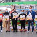 ปทุมธานี ทุเรียน “นุช-นนท์” (ตลาดสี่มุมเมือง) ทำดีไม่มีหยุด! มอบอาหาร 300 กล่อง พร้อมทั้งมังคุด / เงาะ 300 กล่อง ร่วมสู้ภัยโควิด-19