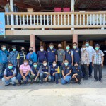 ปทุมธานี-ชมรมกำนันผู้ใหญ่บ้าน ตำบลบางคูวัด ทำบะหมี่เกี๊ยวหมูแดง 500 กล่องพร้อมด้วยนำถุงยังชีพมามอบให้ประชาชนที่ป่วยกักตัวและกลุ่มเสี่ยงในเขตพื้นที่ตำบลบางคูวัด อำเภอเมือง จังหวัดปทุมธานี ณ วัดเกาะเกรียง ตำบลบางคูวัด อำเภอเมือง จังหวัดปทุมธานี