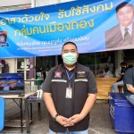 นนทบุรี-ประธานที่ปรึกษา กต.ตร สถานีตำรวจภูธรปากเกร็ดนำคณะกลุ่มคนเมืองทองร่วมกันทำข้าวกล่องข้าวไก่ทอด มอบให้ประชาชนชาวเมืองทองธานี เพื่อบรรเทาความเดือดร้อน จากผลกระทบจากเชื้อไวรัสโควิด- 19 ณ ตึกคอนโด C 2 เมืองทองธานี อำเภอปากเกร็ด จังหวัดนนทบุรี