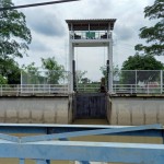 ปทุมธานี-นายกเทศมนตรีตำบลสามโคก ลงพื้นที่ตรวจประตูน้ำคลองบ้านธาตุเพื่อรองรับมวลน้ำจากทางเหนือ