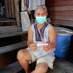 ปทุมธานี – เทศบาลตำบลบางพูน ห่วงใยพี่น้องประชาชนริมฝั่งคลอง นำยาป้องกันน้ำกัดเท้ามามอบให้