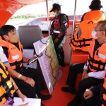 ปทุมธานี -ผู้ว่าราชการจังหวัดปทุมธานี ลงเรือติดตามสถานการณ์น้ำเจ้าพระยา พร้อมขอความร่วมมือผู้ใช้เรือลดความเร็วลง ลดแรงกระแทกบ้านเรือน