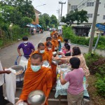 ปทุมธานี -เทศบาลตำบลสามโคก จัดกิจกรรมทำบุญตักบาตรเนื่องใน”วันสารทไทยและสารทมอญ” มีประชาชนร่วมทำบุญใส่บาตรอย่างคึกคัก