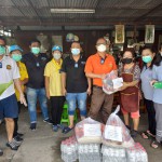 ปทุมธานี- นายกเทศมนตรีตำบลบางพูนร่วมกับฝ่ายปกครองตำบลบางพูน ลงพื้นที่แจกถุงยังชีพช่วยเหลือชาวบ้านน้ำเอ่อท่วมบ้านเรือน