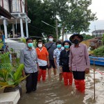 ปทุมธานี-นายกเทศมนตรีตำบลบางเตย นำเจ้าหน้าที่ทำสะพานทางเดินให้ชาวบ้านเพื่อบรรเทาความเดือดร้อนน้ำเอ่อท่วมบ้านเรือน