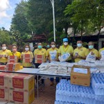 ปทุมธานี สมาชิกวุฒิสภาพร้อมคณะทำงานลงเรือมอบถุงยังชีพช่วยเหลือน้ำท่วม