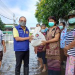 ปทุมธานี- นายอำเภอสามโคก ลงพื้นที่มอบถุงยังชีพช่วยเหลือ พี่น้องประชาชน หมู่ที่ 3 ตำบลบางเตย ที่อาศัยอยู่ริมฝั่งแม่น้ำเจ้าพระยา เพื่อบรรเทาความเดือดร้อน