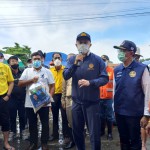 ปทุมธานี – รัฐมนตรีว่าการกระทรวงคมนาคม ลงพื้นที่ตรวจเยี่ยมให้กำลังใจ มอบถุงยังชีพให้ผู้ประสบอุทกภัย ในพื้นที่จังหวัดปทุมธานี พร้อมตรวจเส้นทางคมนาคมที่ได้รับความเสียหายจากอุทกภัย