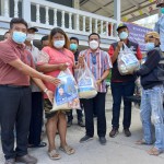 ปทุมธานี- เทศบาลตำบลสามโคกห่วงใยพี่น้องประชาชนริมฝั่งแม่น้ำเจ้าพระยานำถุงยังชีพมามอบให้