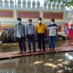 ปทุมธานี-นายกเทศมนตรีตำบลบางเตย นำเจ้าหน้าที่กองช่างทำสะพานไม้ให้พระภิกษุสงฆ์เดินขึ้นพระอุโบสถ วัดบางเตยกลางได้สะดวกมากยิ่งขึ้น