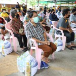 ปทุมธานี -จังหวัดปทุมธานี จับมือ ภาคเอกชน ช่วยเหลือผู้ประสบอุทกภัย โดยรองผู้ว่าราชการจังหวัดปทุมธานี นำคณะลงพื้นที่ตำบลท้ายเกาะ อำเภอสามโคก มอบถุงยังชีพ ให้กำลังใจ หวังบรรเทาความเดือดร้อนแก่ประชาชนที่ได้รับผลกระทบ และก้าวผ่านวิกฤติต่างๆไปด้วยกัน