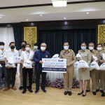 ปทุมธานี -รองนายกรัฐมนตรีและรัฐมนตรีว่าการกระทรวงพลังงาน ลงพื้นที่ติดตามการปฏิบัติราชการในภูมิภาค พร้อมมอบถุงยังชีพช่วยเหลือผู้ประสบอุทกภัยในพื้นที่ปทุมธานี