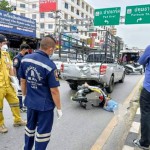 ปทุมธานี -กล้องวงจรปิดจับภาพลุง อายุ 57 ซิ่งรถจักรยานยนต์อัดท้ายรถกระบะจอดติดไฟแดงเสียชีวิตคาที่