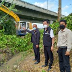 ปทุมธานี- เทศบาลตำบลบางพูน นำเจ้าหน้าเก็บผักตบชวา คลองบางหลวง-เชียงราก ตำบลบางพูนให้ดูสะอาดและสวยงาม