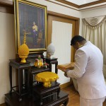 ปทุมธานี -ว่าที่ร้อยตรีวงศ์สยาม เพ็งพานิชภักดี (สมาชิกวุฒิสภา) นำคณะทำงานเข้าพิธีรับผ้าไตรพระราชทาน จากสมเด็จพระเทพรัตนราชสุดา สยามบรมราชกุมารี