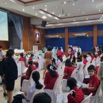 ปทุมธานี -นายกเทศมนตรีนครรังสิต เยี่ยมการฉีดวัคซีนโควิด 19 สำหรับเด็กนอกโรงพยาบาล เชื่อถ้าหากได้วัคซีนครบโดส และปริมาณครอบคลุมเพียงพอจะสามารถจัดการเรียนการสอนแบบเต็มรูปแบบได้ในสถานศึกษา