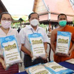 ปทุมธานี-วัดสิงห์ สามโคก  มอบข้าวสาร น้ำดื่ม เพื่อช่วยเหลือชาวบ้านตำบลสามโคก น้ำท่วมบ้านเดือนที่ผ่านมา ณ โบราณสถานวัดสิงห์ ตำบลสามโคก อำเภอสามโคก จังหวัดปทุมธานี