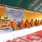 ปทุมธานี -ผู้ว่าฯ ปทุมธานี นำหัวหน้าส่วนราชการและประชาชน ทำบุญตักบาตร สืบสานวิถีพุทธ อำเภอเมืองปทุมธานี