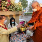 ปทุมธานี – ผู้ว่าฯ ปทุมธานี นำหัวหน้าส่วนราชการและประชาชน ทำบุญตักบาตร สืบสานวิถีพุทธ อำเภอเมืองปทุมธานี