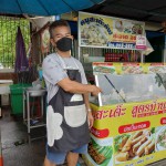 ปทุมธานี- เจ้าของร้านหมูสะเต๊ะบ้านสวนครวญราคาหมูแพงยอดตกวูบ