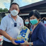 ปทุมธานี-นายสิระพงษ์ สิริโพธินันท์ รองนายก อบจ.ปทุมธานี แจกของให้ชาวบ้านที่ยากจนจำนวนกว่า 200 ครัวเรือน เนื่องในวันคล้ายวันเกิด อายุครบ 47 ปี 23 มกราคม 2565