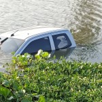 ปทุมธานี- รถกระบะเฉี่ยวชนรถจักรยานยนต์ตกคลองน้ำเสียชีวิต