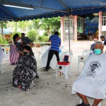 ปทุมธานี-โครงการจิตอาสาตัดผมฟรี พร้อมมอบไข่ไก่และหน้ากากอนามัยให้กับประชาชน