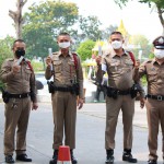 ปทุมธานี- ผู้กำกับการสถานีตำรวจภูธรสามโคกนำเจ้าหน้าที่ตำรวจตรวจ ATK เพื่อความปลอดภัยในการให้บริการของประชาชน
