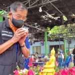 ปทุมธาน- เริ่มเทศกาลสงกรานต์ปลอดโรค บิ๊กแจ๊สขอการ์ดอย่าตกมอบสมุนไพรเสริมภูมิผู้สูงอายุต้านโควิด