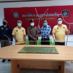 นนทบุรี- ประธาน กต.ตร.สภ ปากเกร็ด มอบไม้ง่ามพร้อมเยี่ยมจุดบริการประชาชน เพื่อเป็นขวัญกำลังใจให้ในการปฏิบัติหน้าที่