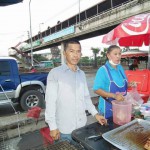 ปทุมธานี-กำนันขยันใช้เวลาว่างขายหมูปิ้ง เพื่อแบ่งเบาภาระของครอบครัว มีลูกค้าอุดหนุนกันเพียบ ปทุมธานี-กำนันขยันใช้เวลาว่างขายหมูปิ้ง เพื่อแบ่งเบาภาระของครอบครัว มีลูกค้าอุดหนุนกันเพียบ