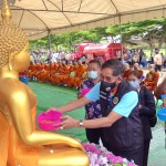 ปทุมธานี-บิ๊กแจ๊สอนุรักษ์ประเพณีร่วมสรงน้ำพระสงฆ์99รูปพร้อมแจกสมุนไพรเสริมภูมิป้องกันคลัสเตอร์โควิดหลังสงกรานต์