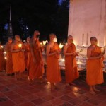 ปทุมธานี-พุทธศาสนิกชนพาครอบครัวทำบุญเวียนเทียนรอบอุโบสถเก่าแก่อายุ ๓๕๒ ปี พร้อมร่วมจุดประทีป ๕,๐๐๐ ดวงรอบอุโบสถถวายเป็นพุทธบูชาเนื่องในวันวิสาขบูชา